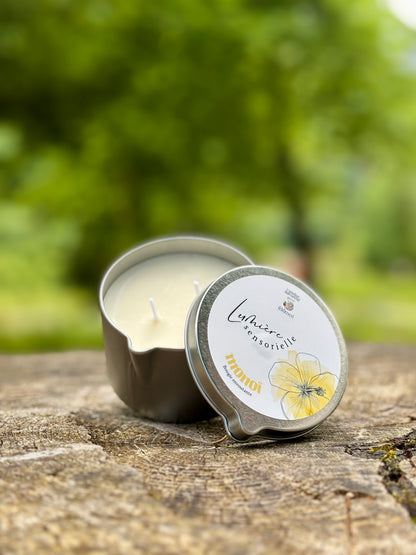 Bougie de massage MONOÏ – packshot détouré, fleur de tiaré et huile de coco