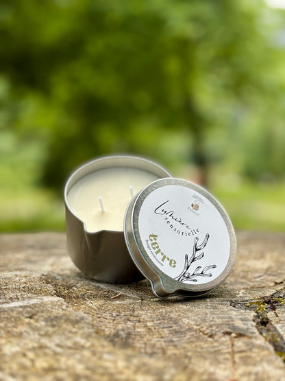 Bougie de massage TERRE – packshot détouré, senteur boisée et beurre de karité